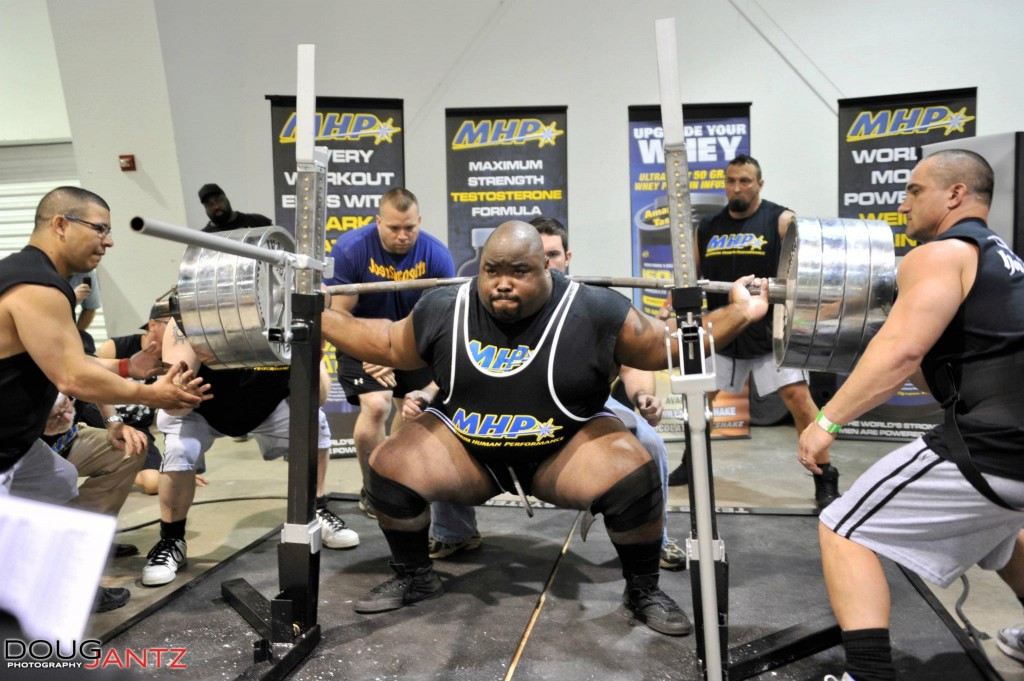 Big Rob Wilkerson smashes an amazing 900lbs taking full advantage of his "leverages".